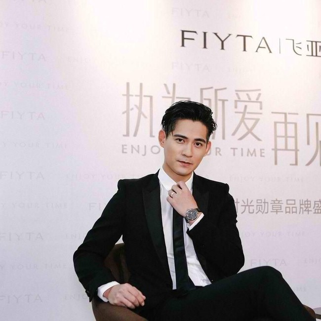 Aktor berusia 36 tahun ini pun telah menikahi kekasihnya yang bernama Reen Yu pada 2015. Foto: Instagram @vicchouyumin