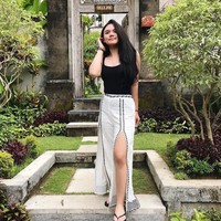 Kembali pakai atasan tanpa lengan, kali ini Shafa Harris memadukannya dengan rok panjang berbelahan paha tinggi yang memberi kesan seksi. Foto: Instagram/@shafaharris