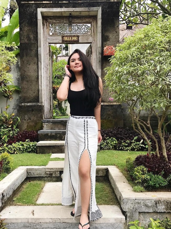 Kembali pakai atasan tanpa lengan, kali ini Shafa Harris memadukannya dengan rok panjang berbelahan paha tinggi yang memberi kesan seksi. Foto: Instagram/@shafaharris