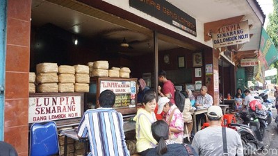 Mengintip Kios Lumpia Gang Lombok yang Sudah Seabad Memanjakan Lidah Pelanggan