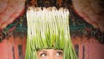 Kreatif! Wanita Ini Ubah Sayur dan Buah Jadi Aksesoris Rambut hingga Kalung