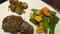 Masakanku buat suami tercinta. Wagyu beef with roasted potato and saute vegetable sambalado, kata Titi. Wah terbukti ya Titi jago banget masak. Foto: instagram @titirajobintang