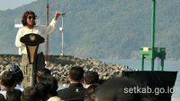 Menteri Susi memberikan sambutan saat meninjau Keramba Jaring Apung (KJA). Istimewa/Setkab.