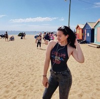 Gaya liburan Shafa Harris di Australia yang super santai tapi seksi pakai halter neck dan skinny jeans. Foto: Instagram/@shafaharris