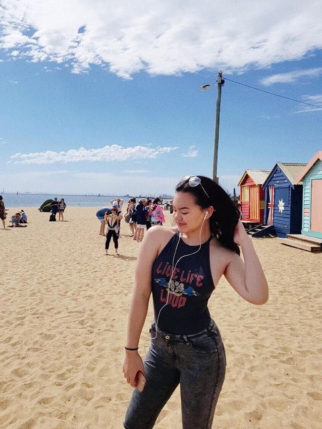 Gaya liburan Shafa Harris di Australia yang super santai tapi seksi pakai halter neck dan skinny jeans. Foto: Instagram/@shafaharris