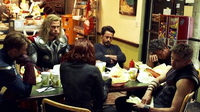 Ini 10 Gaya Keren Pemain Film Avengers: Infinity War Ketika Makan Bersama
