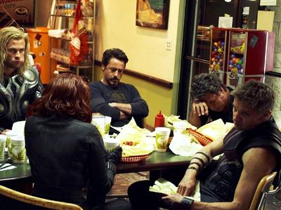 Ini 10 Gaya Keren Pemain Film Avengers: Infinity War Ketika Makan Bersama