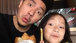 Begini Gaya Omesh Saat Makan Bersama Istri dan Anaknya!
