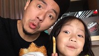 Kayak ade dan kakak ya? Embun dan sang ayah terlihat sedang menikmati kentang goreng dan juga burger. Foto: Instagram @omeshomesh