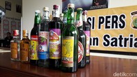 Polsek Medan Satria Bekasi menggerebek tempat penjualan minuman keras (miras) yang disamarkan menjadi warung jamu. Dari hasil penggeledahan disita 226 botol miras. Modus penjualannya disamarkan menjadi warung jamu, kata Kapolsek Medan Satria Bekasi Kompol I Made Suweta. (Foto: Isal Mawardi/detikcom)