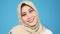 Awkarin mengunggah foto dirinya tampil berhijab. (Dok. Instagram/awkarin)
