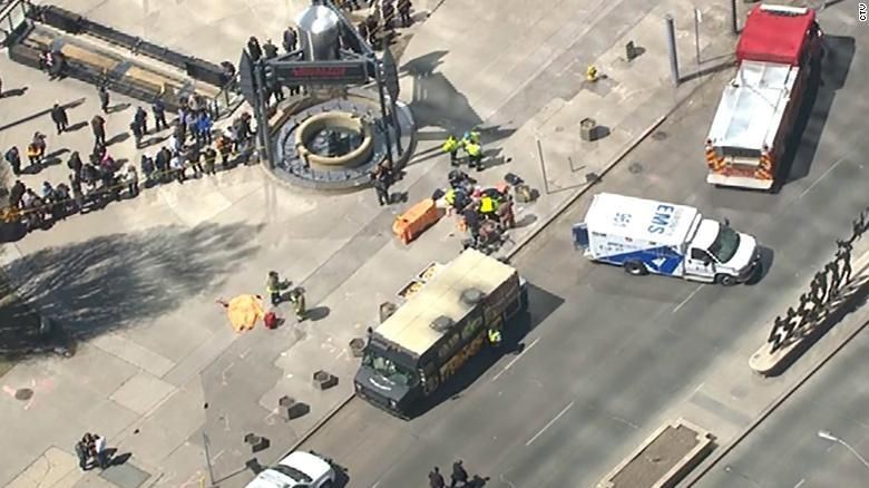 Van Tabrak Pejalan Kaki di Toronto Kanada Van Tabrak Pejalan Kaki di Toronto Kanada