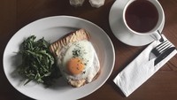 Berada di salah satu kafe di Kemang, Omesh pun menyantap sajian lezat berupa roti panggang dengan telur mata sapi, salad dan juga secangkir teh. Foto: Instagram @omeshomesh