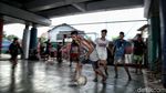 Keceriaan Anak-anak Main Futsal di Kolong Tol Priok