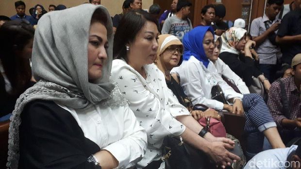 Harap-harap Cemas Deisti Nanti Vonis Novanto