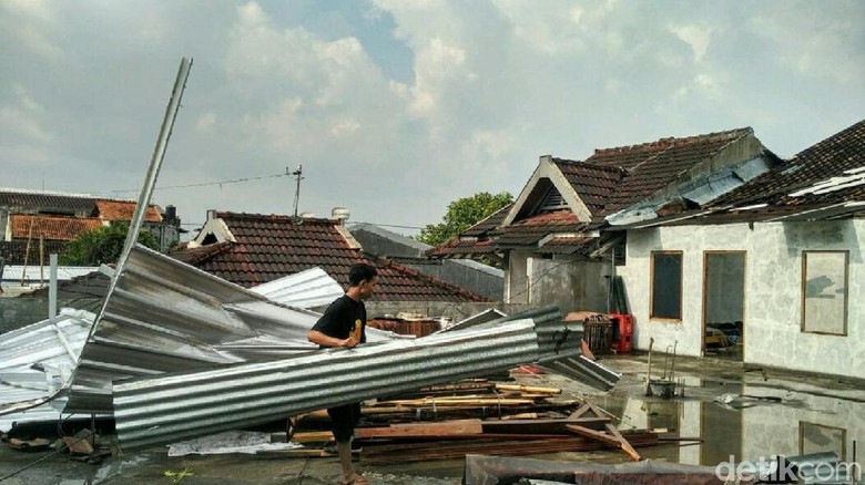 Angin Puting Beliung Terjadi di Yogya Selama 22 Menit Angin Puting Beliung Terjadi di Yogya Selama 22 Menit