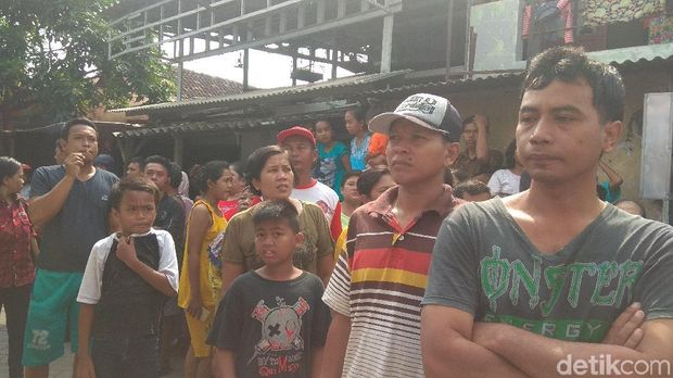 Warga setempat menyaksikan reka ulang