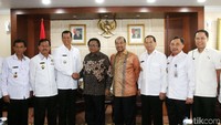 OSO berfoto dengan Sesjen Wantannas Mayjen TNI Doni Monardo beserta jajarannya.