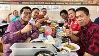 Bamsoet kompak kulineran bareng ketua MPR RI dan DPD RI. Mereka menikmati kwetiaw sapi di Jalan Mangga Besar Raya. Foto: Instagram bambang.soesatyo