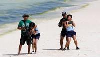 Duterte juga menyebut pulau itu tenggelam dalam limbah kotoran. (Foto: Dok. REUTERS/Erik De Castro)