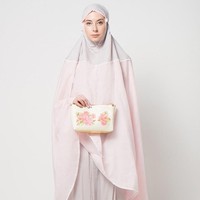 Tak hanya bentuk mukena, banyak desainer yang terus berinovasi dengan tas mukena. Pemilihan detail anyaman dan sentuhan etnik lainnya bisa membuat tampilan tas mukena ini lebih menarik. Foto: Dok. Zalora