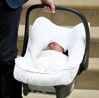 Eksis 100 tahun lalu, perusahaan keluarga ini dikenal dengan produk scarf hingga selimut premium berbahan rajut berkualitas. Jika Anda merasa familiar, selimut G.H. Hurt & Son juga jadi andalan Kate untuk membungkus tubuh Pangeran George dan Putri Charlotte saat diperkenalkan pertama kali pada publik setelah lahir.  (Foto: Chris Jackson/Getty Images)