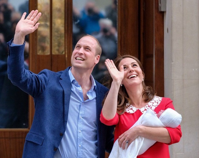 Sang Duchess of Cambridge melahirkan anak ketiganya itu, Senin (23/4/2018), di Lindo Wing, St Marys Hospital, sekitar pukul 11.00 waktu setempat. Seperti kelahiran anak keduanya, Putri Charlotte, Kate meninggalkan rumah sakit di hari itu juga. (Foto: Kensington Palace Twitter)