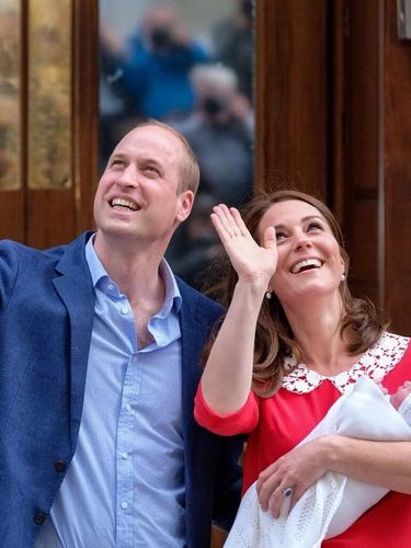Kate Middleton Tampil Cantik Bersinar dengan Dress Merah Pasca Melahirkan