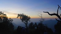 Suatu pagi di sekitar Penanjakan 1, Kabupaten Pasuruan, di mana sunrise agak terhalang kabut. Agar berburu sunrise lebih maksimal sebaiknya datanglah saat musim kemarau (Kurnia/detikTravel)