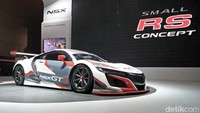 PT Honda Prospect Motor (HPM) juga cukup membuat heboh pada IIMS 2018 ini. Bagaimana tidak, disaat produsen lain berfokus untuk menampilkan mobil keluarga yang elok dan premium, ia malah menampilkan salah satu supercar balap-nya yakni Honda NSX GT3. Ada mesin V6 3.500 cc twin-turbo yang dikolaborasikan gearbox khusus balap enam percepatan di dalam tubuh NSX khusus itu. Foto: Ruly Kurniawan