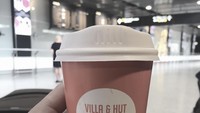 Sedang di Airport, Omesh pun menunggu penerbangan sambil menikmati segelas minuman hangat.  Foto: Instagram @omeshomesh