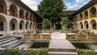 Ini ada di Sheki berada di kaki Pegunungan Kaukasus di barat laut Azerbaijan. Adalah bekas kota yang dilalui Jalur Sutra (CNN Travel)