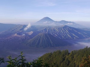 Rela Bangun Dini Hari Demi Sunrise Gunung Bromo