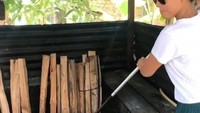 Saat berkunjung ke Maninjau, Sumatera Barat, Titi tampak asyik memasak rendang nih. Aduk terus rendangnya ya! Foto: instagram @titirajobintang