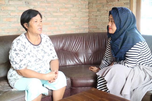 Saat blusukan, Nunik tak ragu memakai busana yang lebih kasual seperti kaos. Nunik juga berani melakukan tabrak motif seperti penampilannya ini.  Foto: Dok. Timses Arinal-Nunik