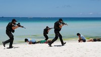 Polisi dan militer Filipina melakukan latihan bersama di Pulau Boracay menjelang penutupan sementara pulau tersebut. Boracay akan ditutup 6 bulan ke depan dalam rangka pembersihan sampah-sampah di area tersebut.  (Foto: Dok. REUTERS/Erik De Castro)