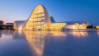 Azerbaijan kaya akan sejarah dan budaya. Ada beberapa tempat yang patut dikunjungi, yakni Heydar Aliyev Center yang melengkung dan futuristik di Kota Baku (CNN Travel)