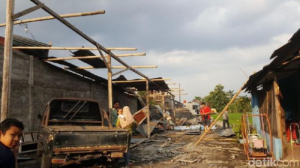 Atap habis diterjang angin kencang