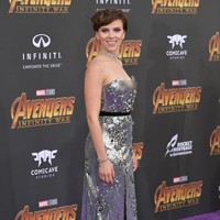 Scarlett Johansson tampil mencuri perhatian berbalun gaun strapless perak dari Erdem dan tatanan rambut pendek yang edgy. Di momen ini pula, Scarlett mengenalkan kekasih barunya, Colin Jost kepada publik. Foto: Dok. Getty Images