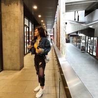 Jeans robek-robek sepertinya jadi salah satu fashion item favorit selebgram yang juga seorang YouTuber ini. Lihat saja gayanya yang memadukan jaket denim dan ripped jeans. Foto: Instagram/@shafaharris