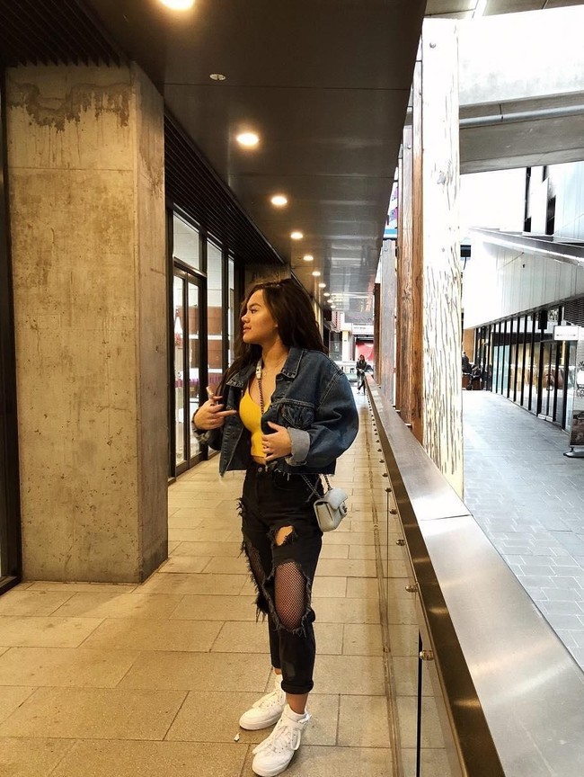 Jeans robek-robek sepertinya jadi salah satu fashion item favorit selebgram yang juga seorang YouTuber ini. Lihat saja gayanya yang memadukan jaket denim dan ripped jeans. Foto: Instagram/@shafaharris