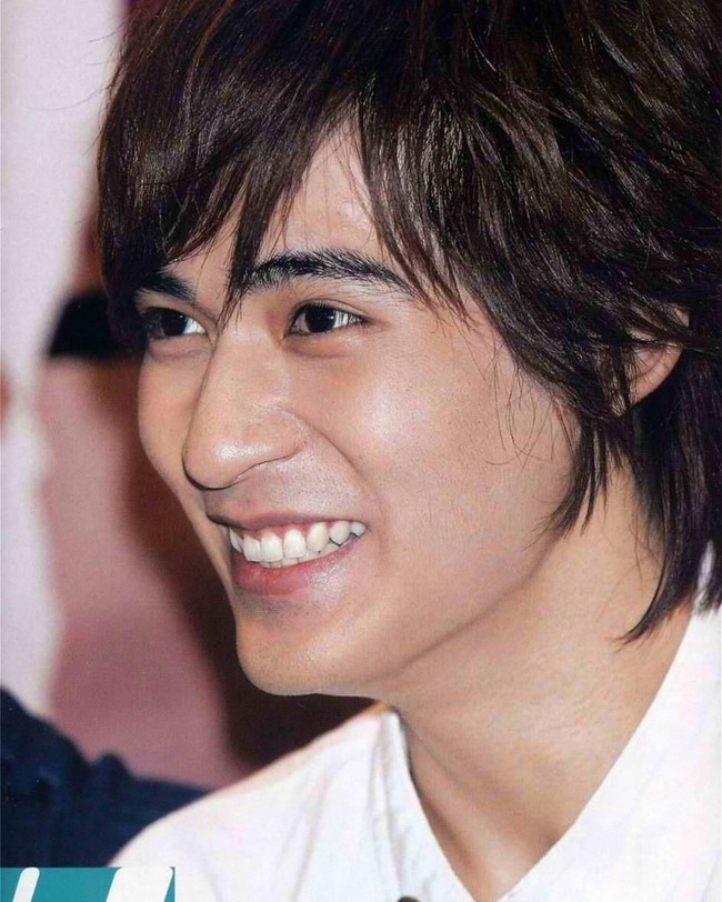 Setelah 17 tahun berlalu sejak penayangan Meteor Garden, penampilan Vic Chou pun kini berubah dan bikin pangling. Foto: Instagram @vicchouyumin