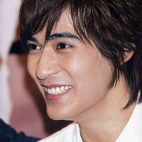 Setelah 17 tahun berlalu sejak penayangan Meteor Garden, penampilan Vic Chou pun kini berubah dan bikin pangling. Foto: Instagram @vicchouyumin