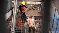 Pekerja membongkar sebuah JPO di lokasi proyek Simpang Susun Antasari. JPO ini akan diperpanjang.
