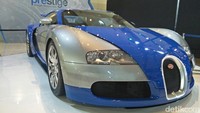 Bugatti Veyron yang juga dibawa oleh Prestige Image Motorcars. Memang, mobil tersebut tidak bisa dibeli karena masih stir kiri. Tapi yang berminat, pihak Rudy sudah membuka pesanan untuk membawa pulang Bugatti Chiron (Veyron sudah tidak bisa masuk Indonesia) dengan banderolan lebih dari Rp 90 miliar. Foto: Ruly Kurniawan