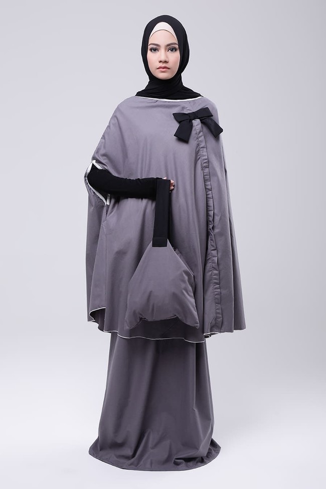 Mukena ini terinspirasi dari bentuk cape. Bagian lengan dibiarkan bolong sehingga kita perlu mengenakan busana lengan panjang untuk memakai mukena ini. Foto: Dok. HIJUP