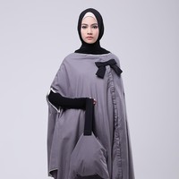 Mukena ini terinspirasi dari bentuk cape. Bagian lengan dibiarkan bolong sehingga kita perlu mengenakan busana lengan panjang untuk memakai mukena ini. Foto: Dok. HIJUP