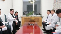 Sebanyak 32 turis China tewas dalam insiden kecelakaan di Hwanghae Utara, Korea Utara. Kim Jong-Un tampak menjenguk para korban luka di rumah sakit. Kim Jong-Un yang didampingi jajarannya tampak berdiskusi dengan dokter di rumah sakit tersebut. (Foto: Dok. KCNA/via REUTERS)
