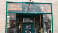 Toko suvenir ini namanya Woolly Mammoth Chicago, berada di  1513 W Foster Ave, Chicago, Amerika Serikat. (Woolly Mammoth Chicago)