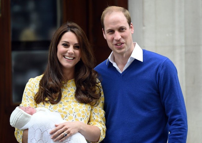 Bersama Pangeran William dan Kate, Putri Charlotte keluar rumah sakit dengan topi rajut putih dan juga mengenakan selimut dari G.H. Hurt & Son. Foto: Dok. Getty Images